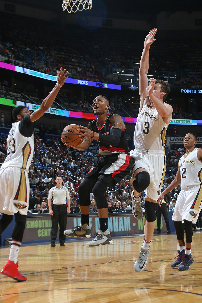 国王险胜独行侠，字母哥带队取胜