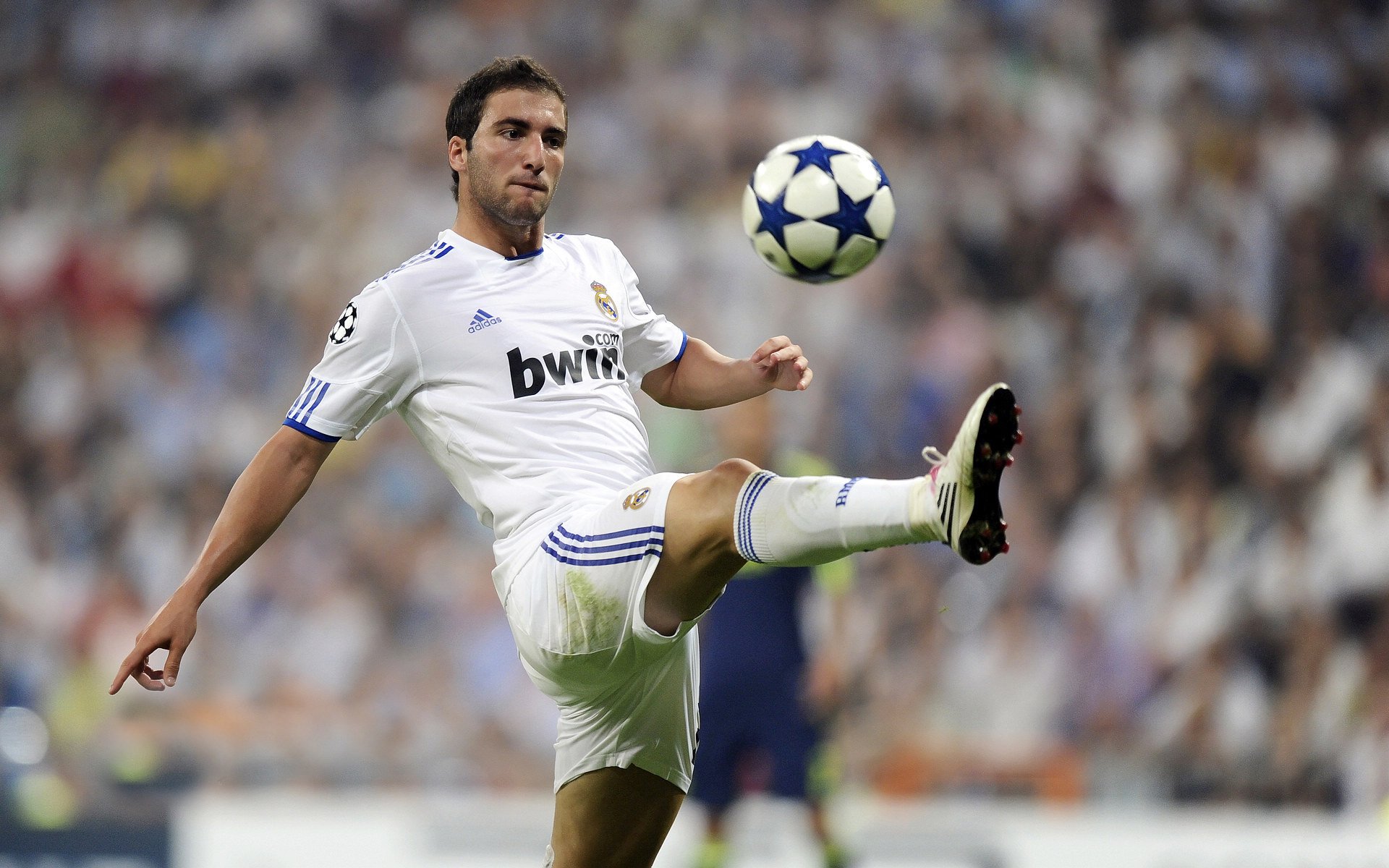 爱游戏APP-三笘薰，当NBA总决赛之夜，一个足球运动员的评分被拉满